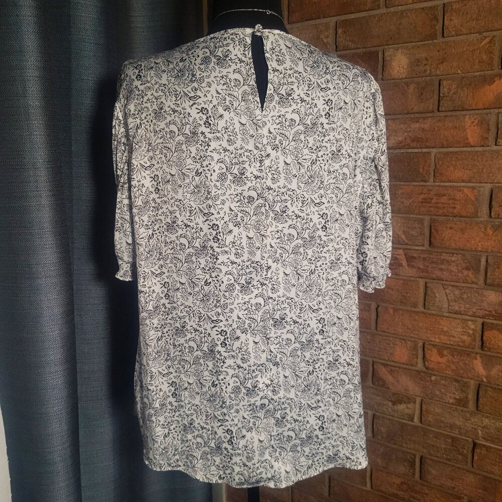 NWOT! Lane Bryant Puff-Sleeve Gathered Neck Black/White Floral Blouse - Size 14 - Picture 4 of 10